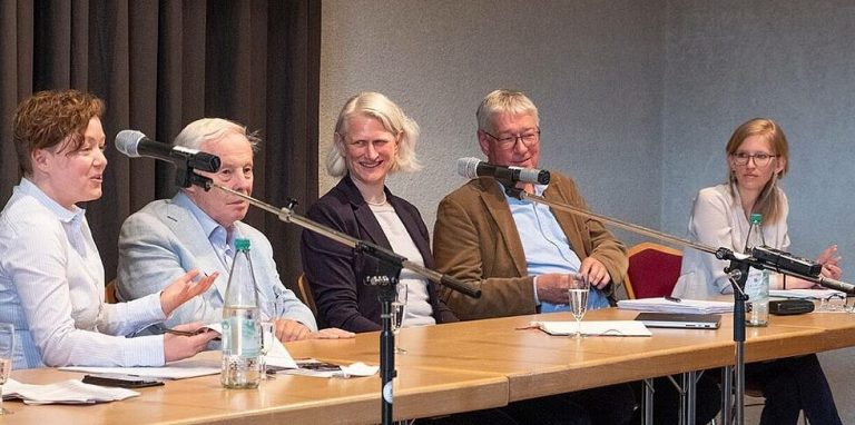 Foto (v. l.): Dr. Jennifer Meyer (Stuttgart), Prof. Dr. Bernhard Schäfers (Karlsruhe), Prof. Dr. Carola Dietze (Jena), Prof. Dr. Eckart Conze (Marburg) und Sandra Funck M. A. (Göttingen)